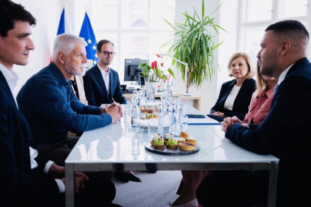Zleva Petr Pavel, prezident České republiky, Věra Jourová, bývalá místopředsedkyně Evropské komise pro hodnoty a transparentnost, David Kotora, výkonný ředitel Transparency International ČR (TI), před zahájením konference TI: Právní stát v Česku, 21. července 2026, Praha | fotografie: Kancelář prezidenta republiky