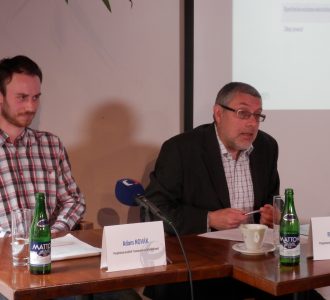 Tisková konference k protikorupčnímu indexu zbrojařských firem, výsledky studie představuje programový ředitel TI Radim Bureš